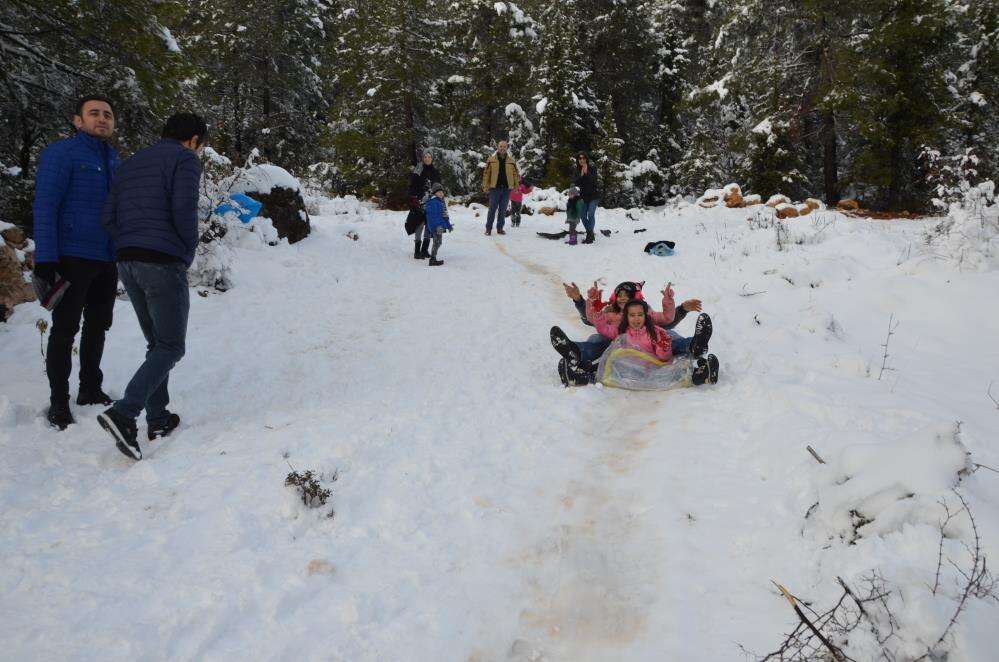 25 santim kar yağdığını duyan Konya yoluna akın etti 17